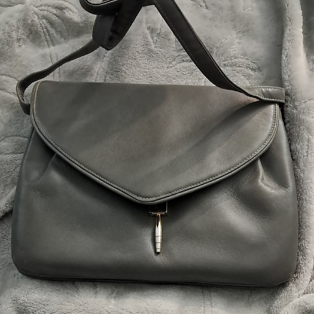 ✨️MAKE AN OFFER✨️Elegant Black Leather Shoulder Bag